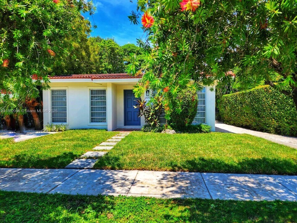 1825 SW 19th St in Miami, FL - Building Photo