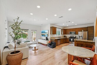 7827 Marbil Ln in Riverside, CA - Foto de edificio - Building Photo