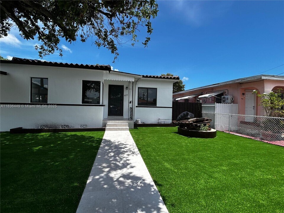 801 NW 35th Ave in Miami, FL - Building Photo