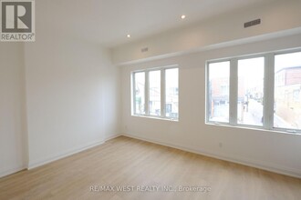 325 Oakwood Ave in Toronto, ON - Building Photo - Building Photo