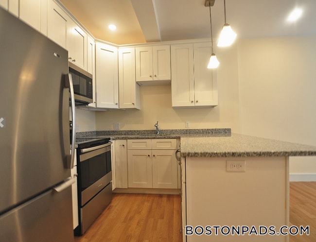 877 Beacon St, Unit 2 in Boston, MA - Foto de edificio - Building Photo