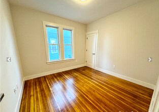 147 E Cottage St, Unit 1 in Boston, MA - Foto de edificio - Building Photo