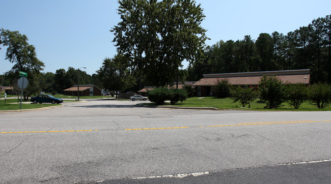 100 Shannon Dr in Zebulon, NC - Foto de edificio - Building Photo