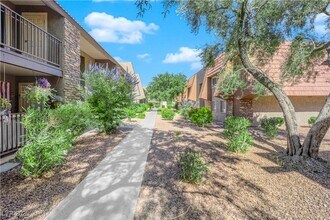 5242 River Glen Dr in Las Vegas, NV - Building Photo - Building Photo