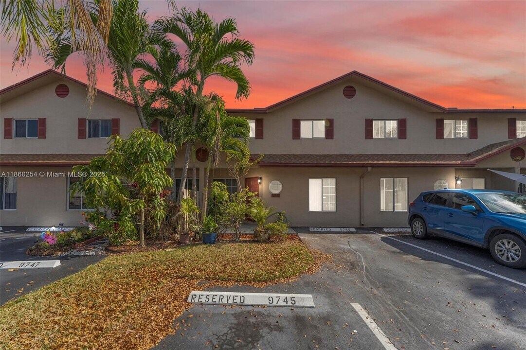 9745 NW 37th St in Sunrise, FL - Building Photo