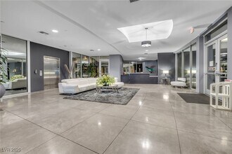 8925 W Flamingo Rd in Las Vegas, NV - Building Photo - Building Photo