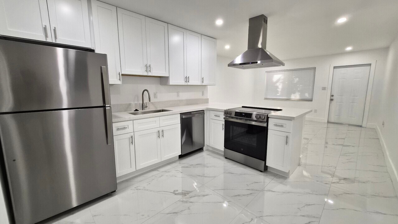 1825 Scott St, Unit 1827 in Hollywood, FL - Foto de edificio