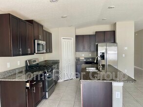 10321 Scarlet Skimmer Dr in Riverview, FL - Building Photo - Building Photo