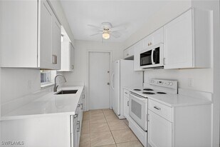 3408 Poinciana St in Naples, FL - Building Photo