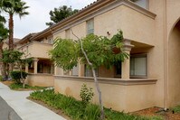 Building Photo - Pacific Gardens at Genesee Apartamentos in San Diego, California