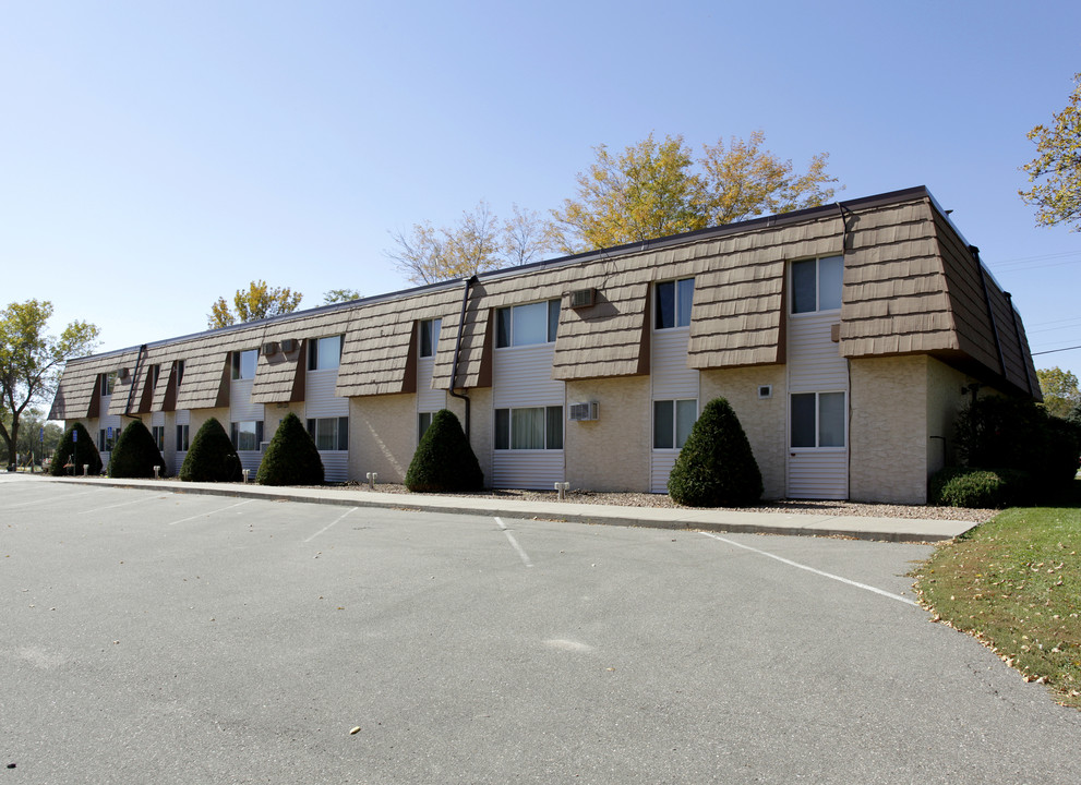 ridgeway court apartments III & IV in Belle Plaine, MN - Building Photo