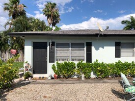 627 92nd Ave N, Unit B in Naples, FL - Building Photo