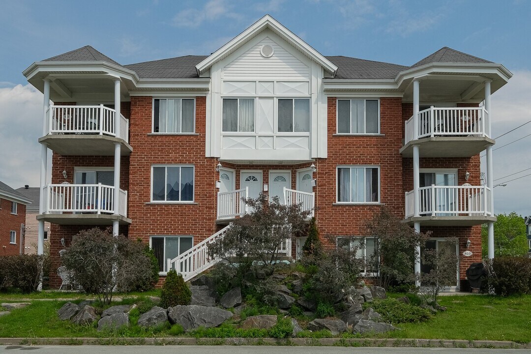 810-820 Du Mont-Owl's Head Rue in Sherbrooke, QC - Building Photo