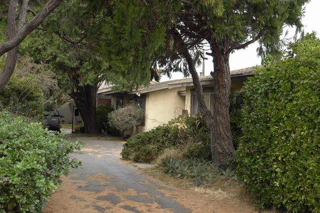 13111-13115 Neptune Dr in San Leandro, CA - Foto de edificio - Building Photo