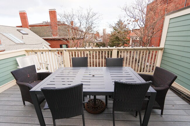 2 Harvard Sq, Unit 2 in Brookline, MA - Building Photo - Building Photo