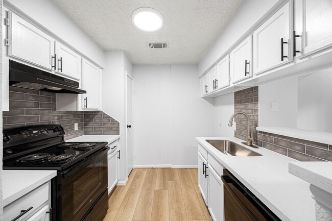 1515 Sandy Springs Rd in Houston, TX - Building Photo - Building Photo