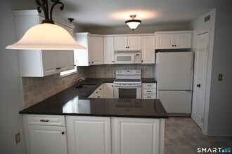 922 Heritage Vlg in Southbury, CT - Building Photo - Building Photo