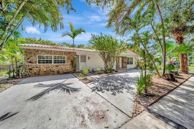 840 NE 182nd St in North Miami Beach, FL - Building Photo - Building Photo