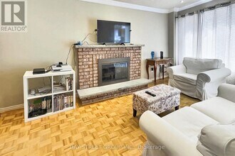 920 College Manor Dr in Newmarket, ON - Building Photo - Building Photo