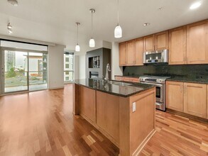 10610 NE 9th Pl in Bellevue, WA - Foto de edificio - Building Photo