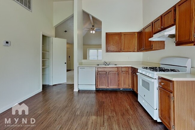 10002 Green Valley Ln in Houston, TX - Building Photo - Building Photo