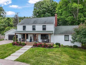 7320 Peninsula Dr in Traverse City, MI - Foto de edificio - Building Photo