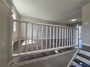 10200 Stroud Ln in North Chesterfield, VA - Foto de edificio - Building Photo