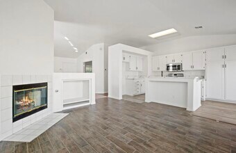 1863 W Avenue H8 in Lancaster, CA - Foto de edificio - Building Photo