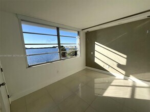 18601 NE 14th Ave in North Miami Beach, FL - Building Photo - Building Photo