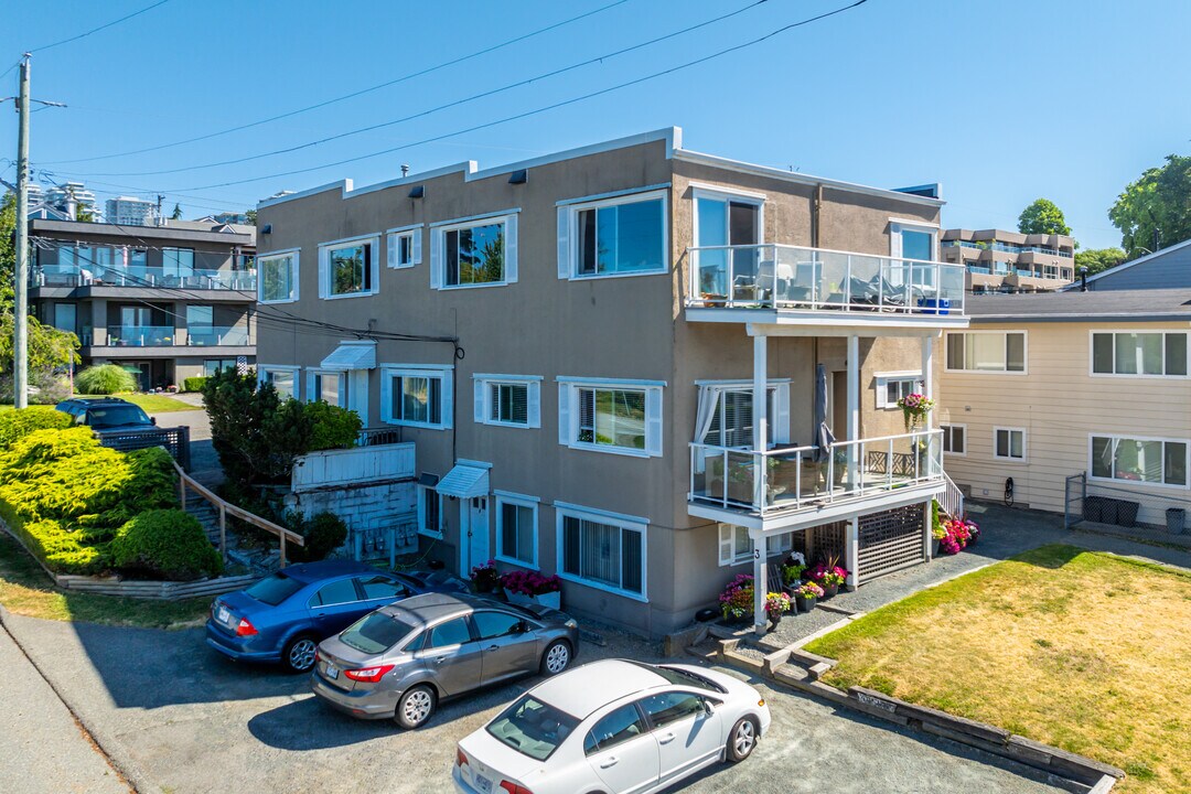 15110 Beachview Av in White Rock, BC - Building Photo