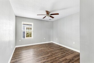 520 E Defee Ave in Baytown, TX - Foto de edificio - Building Photo