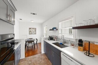1820 Banks St in Houston, TX - Building Photo - Building Photo