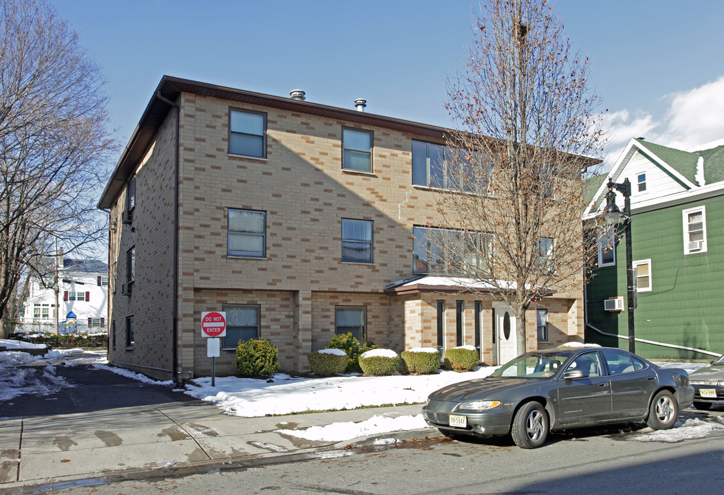 141 Park Ave in East Rutherford, NJ - Building Photo