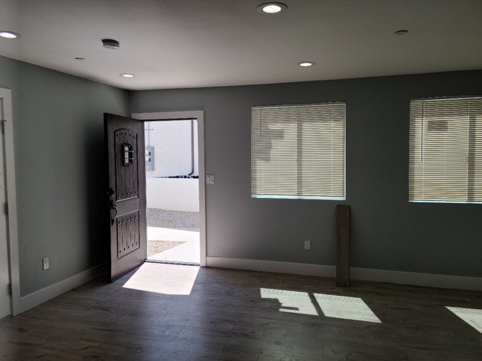 1635 E 81st St in Los Angeles, CA - Building Photo