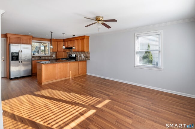 37 Gaymoor Dr in Stamford, CT - Building Photo - Building Photo