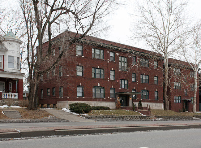 Summit Heights Apartments in Kansas City, MO - Foto de edificio - Building Photo