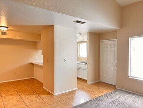 8106 Laborough Dr in Bakersfield, CA - Building Photo - Building Photo
