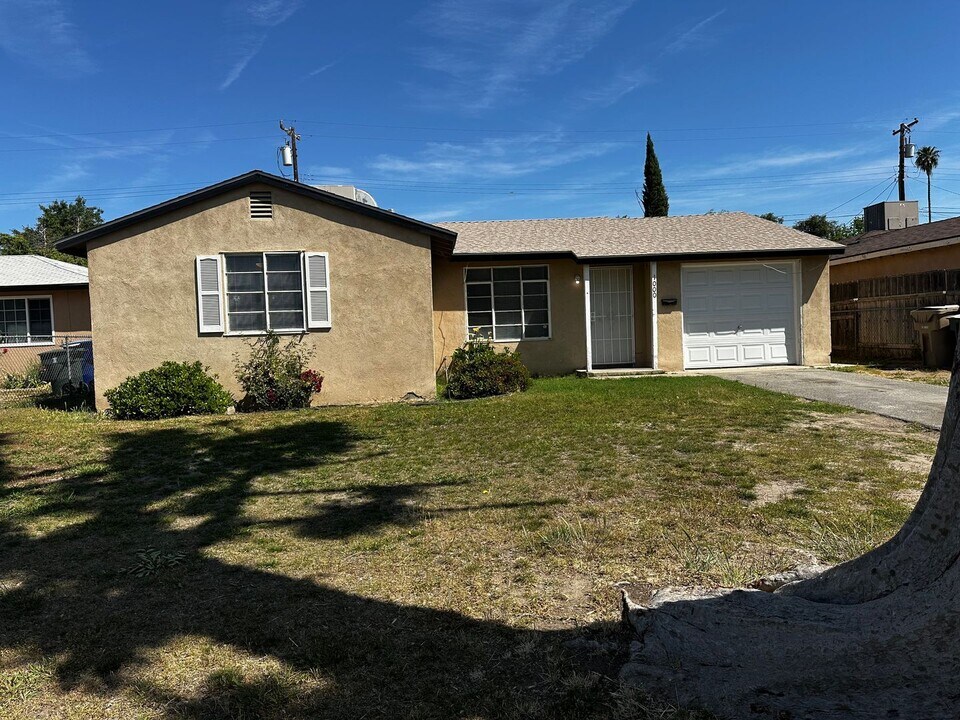 1000 Meredith Dr in Bakersfield, CA - Building Photo