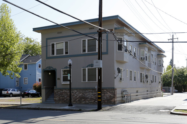 715 11th St in Sacramento, CA - Foto de edificio - Building Photo