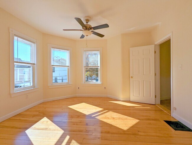 93 Madison Ave, Unit 2 in Everett, MA - Building Photo - Building Photo