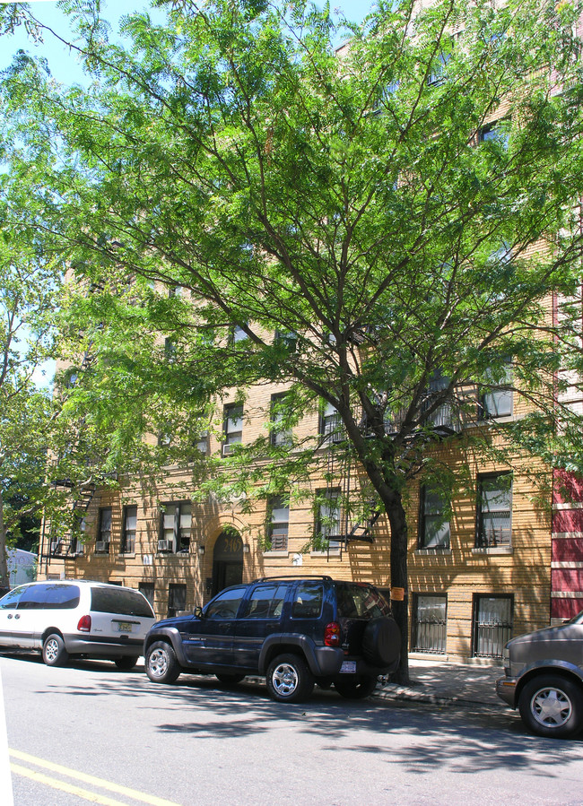 2465 Crotona Ave in Bronx, NY - Foto de edificio - Building Photo