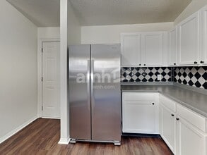 5624 Grassy Bank Dr in Indianapolis, IN - Foto de edificio - Building Photo