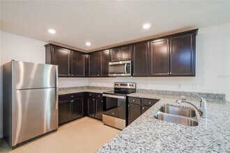 1685 Hideaway Flat St in Mascotte, FL - Foto de edificio - Building Photo