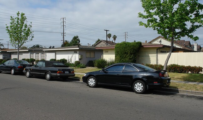 2257-2261 Pomona Ave in Costa Mesa, CA - Foto de edificio - Building Photo