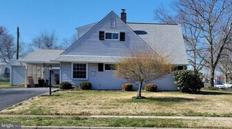 15 Catalpa Ln in Levittown, PA - Building Photo