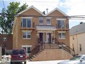 834-836 Rhinelander Ave in Bronx, NY - Foto de edificio