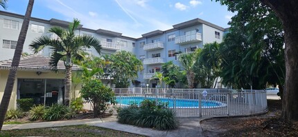 3501 Jackson St, Unit 302 in Hollywood, FL - Building Photo - Building Photo