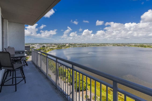 300 S Australian Ave in West Palm Beach, FL - Building Photo - Building Photo