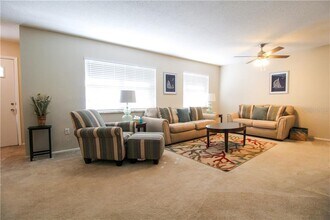 2806 Taunton Dr W in Bradenton, FL - Foto de edificio - Building Photo