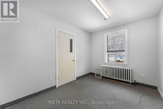 1641 Victoria Park Ave in Toronto, ON - Building Photo - Building Photo